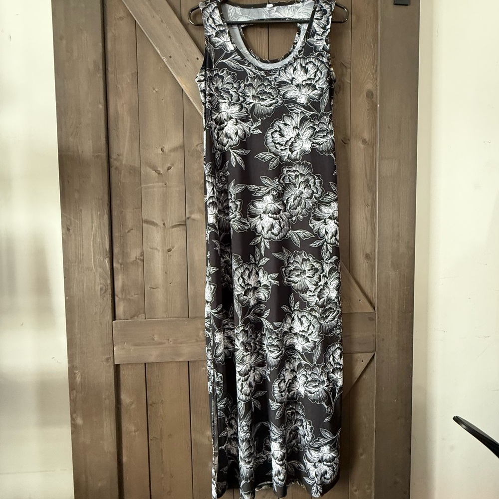 Chic Floral Black and White Maxi Dress